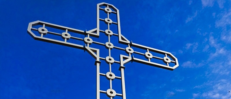 С дружни усилия над Црънча светна 18-метров християнски кръст